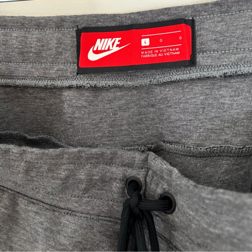 Nike Tech Men’s Fleece Charcoal Gray Joggers (LRG) like new!✨